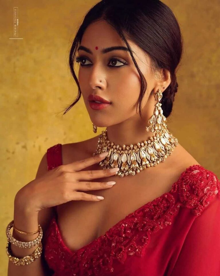 Anu Emmanuel Spicy Cleavage Exposed In Sleeveless Saree Glamsundari In