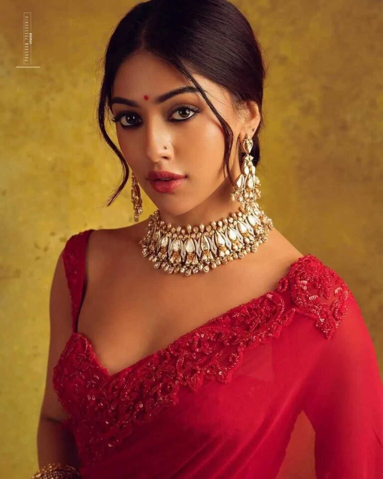 Anu Emmanuel Spicy Cleavage Exposed In Sleeveless Saree Glamsundari In