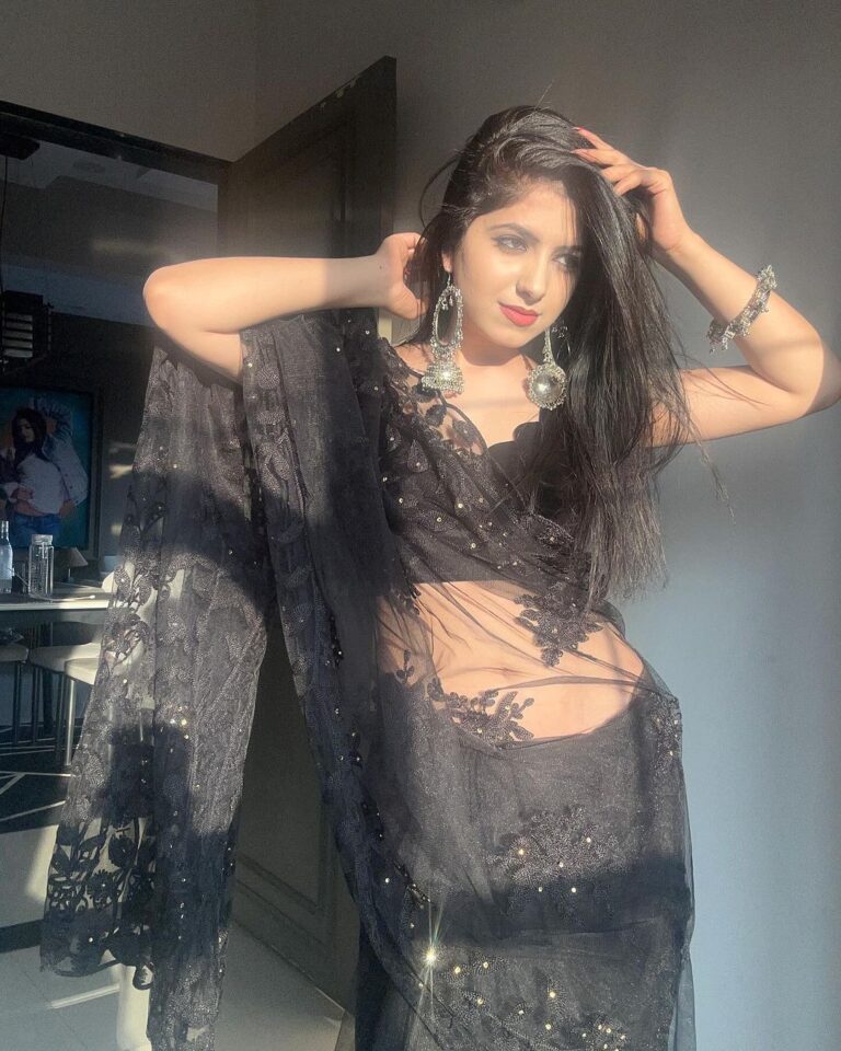 Tiktok Star Priya Tiwari Silky Curvy Navel Exposed In Transparent Saree