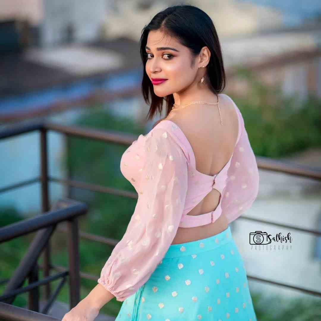 Darsha gupta silky slim navel exposed in cropped tops - glamsundari.in