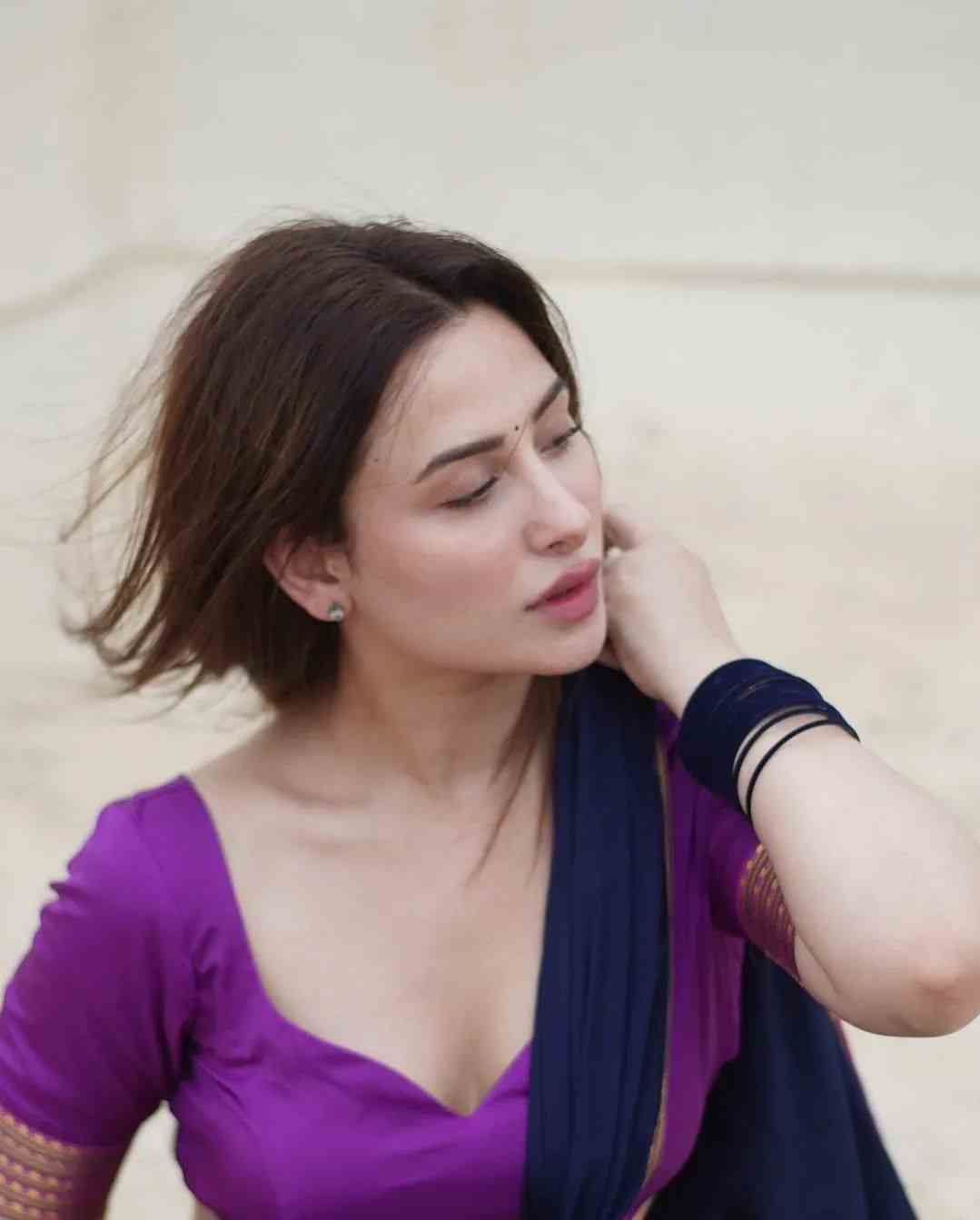 Kashmir tv actress mahira sharma cleavage navel exposed in saree ...