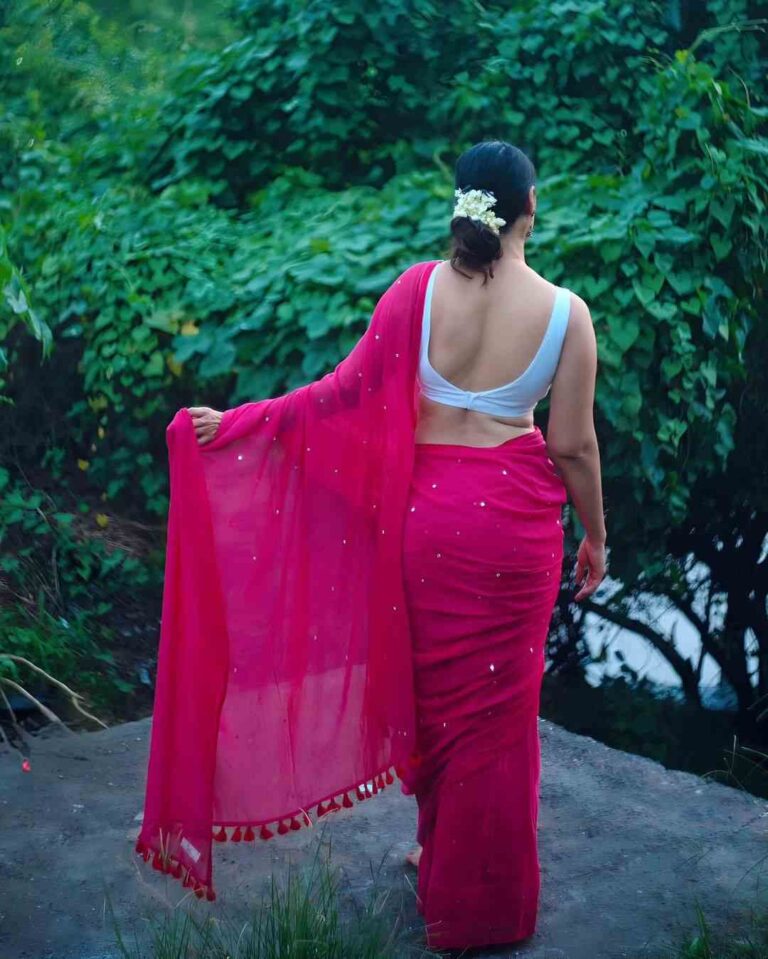 Megha shukla spicy cleavage and navel exposed in bare back saree ...