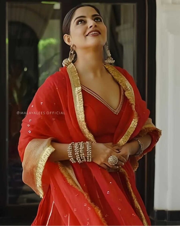 Nikhila vimal spicy curvy navel exposed in red lehenga - glamsundari.in