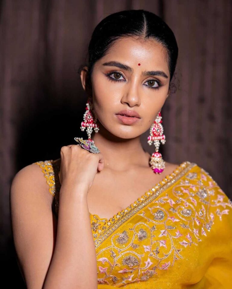 Anupama parameswaran looks hot in bare back blouse and saree photos ...